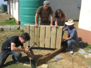 volunteers-building-swings-swaziland